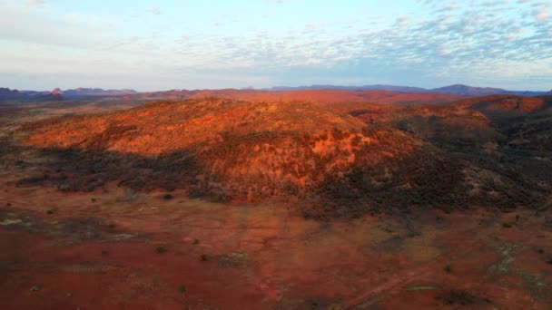 Panorama Narrow Road Rocky Landscape Wilderness Alice Springs Αυστραλία Κεραία — Αρχείο Βίντεο