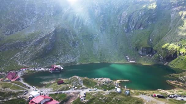 Letecký Pohled Jezero Blea Sluneční Paprsky Padající Vodu Chalupy Pro — Stock video