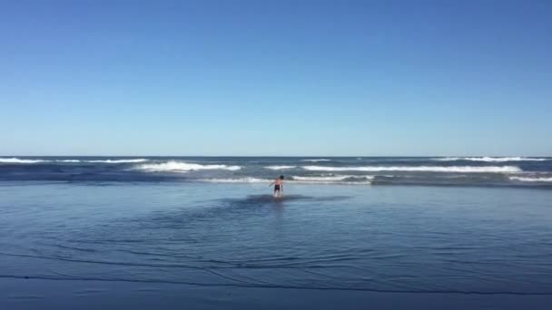 Spokojny Dzień Małym Chłopcem Biegającym Wodzie Morskiej Przed Pięknym Bezchmurnym — Wideo stockowe