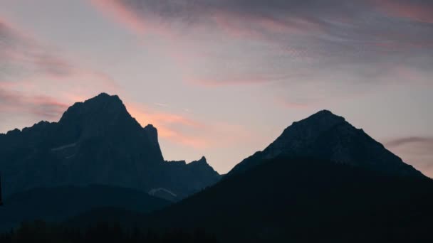 Timelapse Van Prachtige Zonsopgang Boven Bergen Met Roze Wolken — Stockvideo