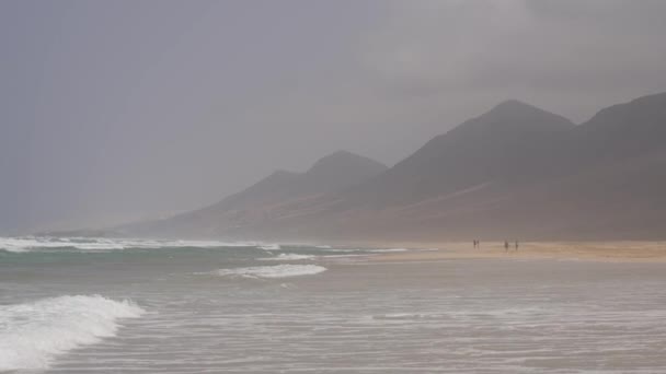 Grandi Onde Che Infrangono Sulla Lunga Spiaggia Bianca Cofete Con — Video Stock