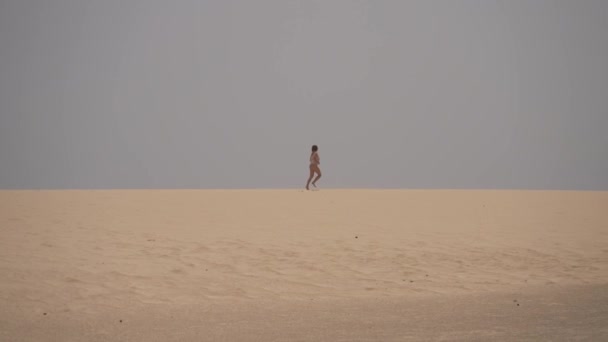 přeplouvají sopečné duny a pociťují svobodu ve Fuerteventuře, Kanárském ostrově.