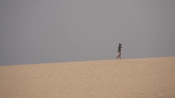 Över Vulkaniska Sanddyner Och Känna Friheten Fuerteventura Kanariefågel — Stockvideo