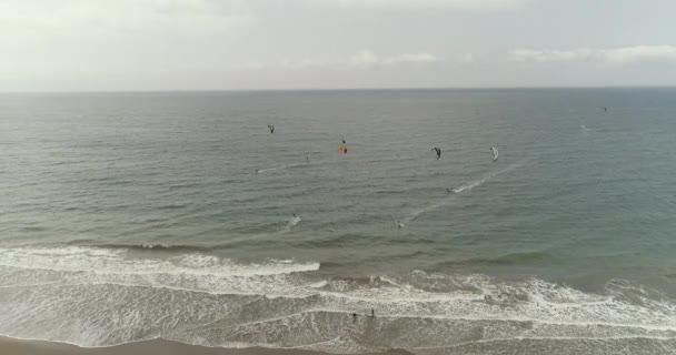 サンタマリアニタビーチ カイトサーフィンスポーツ — ストック動画