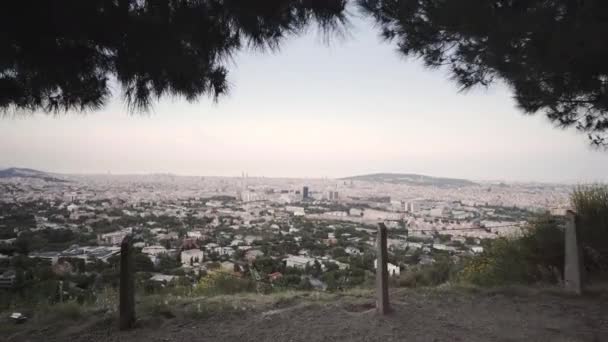 Latino Trascorrere Del Tempo Solo Nel Conforto Visualizzazione Barcellona Spagna — Video Stock