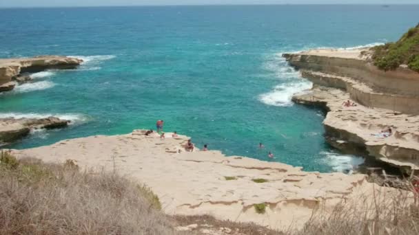 Tourist Rugged Coastline Natural Swimming Pool Peter Pool Beach Marsaxlokk — Vídeos de Stock