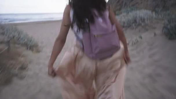 Sprudelnde Latino Frau Erkundet Strand Von Barcelona — Stockvideo