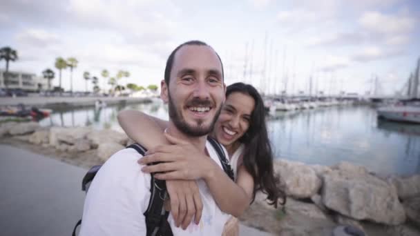 Счастливая Любящая Испаноязычная Пара Хорошая Атмосфера Port Ginesta Barcelona — стоковое видео