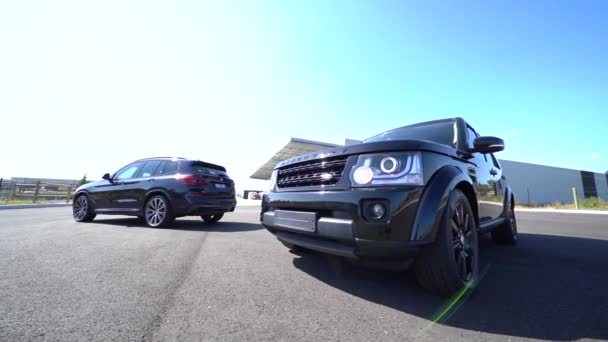 Gyönyörű Range Rover Suv Parkolóban Napsütéses Napon Lencse Fáklya Mozgás — Stock videók