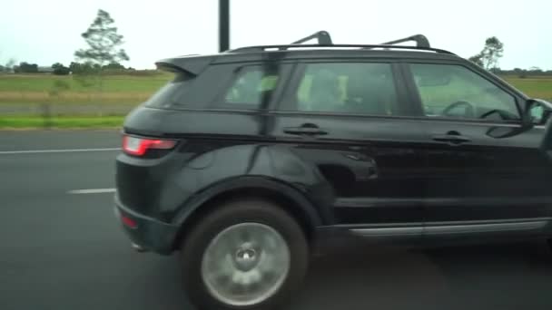 Moderne Range Rover Rijden Snelweg Side Shot Voor Overgang — Stockvideo