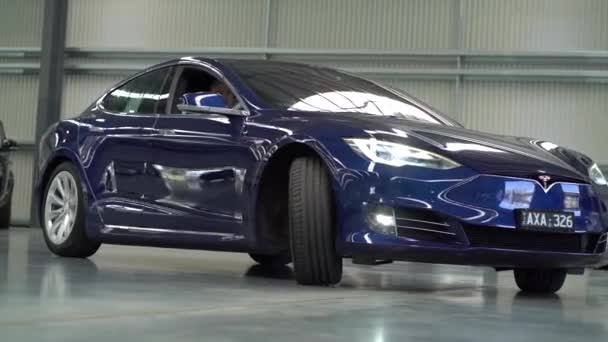 Shinning Tesla Model Jazdy Wewnątrz Garażu Widok Ruchu — Wideo stockowe