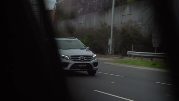 高速道路での近代的なメルセデスベンツSuv運転の車側のウィンドウビュー — ストック動画