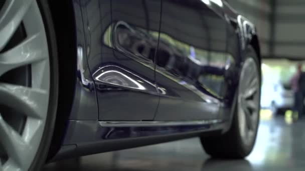 Nuevos Paseos Coche Tesla Garaje Con Reflexión Sobre Vista Seguimiento — Vídeo de stock