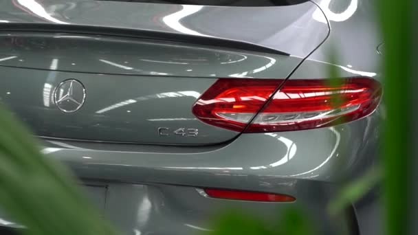 Encosto Polido Mercedes Benz C43 Amg Garagem Luxo Moderno Caminhão — Vídeo de Stock