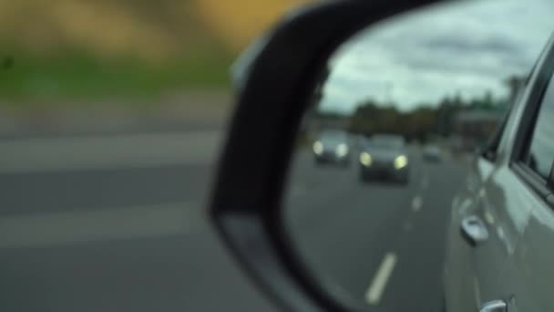 Zijaanzicht Spiegel Uitzicht Van Moderne Auto Achter Het Rijden Snelweg — Stockvideo