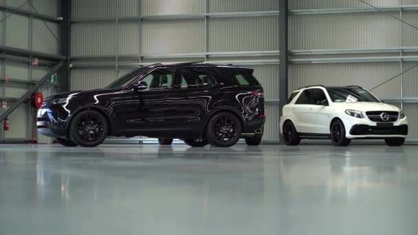 Range Rover Mercedes Benz Suv Dentro Del Hangar Moderno Boom — Vídeos de Stock