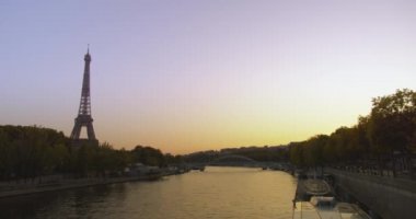 Muhteşem Eyfel Kulesi ve Seine nehri gün batımında Paris 'te, statik manzara