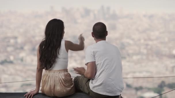 Flirty Испанская Пара Разделяя Легкий Момент Просмотр Барселоны Испания — стоковое видео