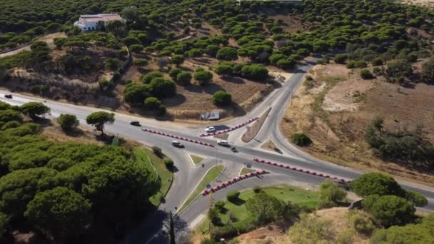 Portekiz Algarve Sahili Yakınlarındaki Kavşakta Giden Araçların Tepesi Havadan — Stok video