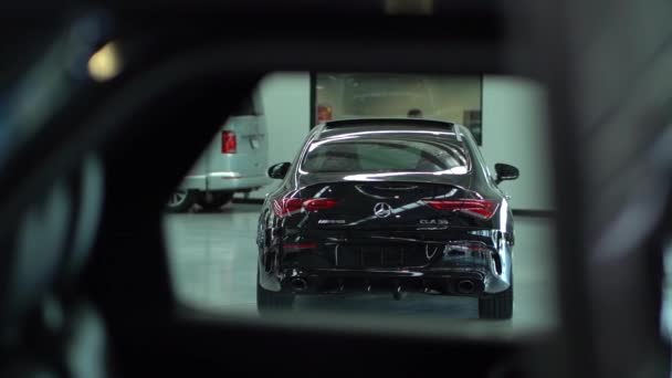 Specchio Retrovisore Riflesso Della Nuova Mercedes Benz Moderna Piedi Garage — Video Stock