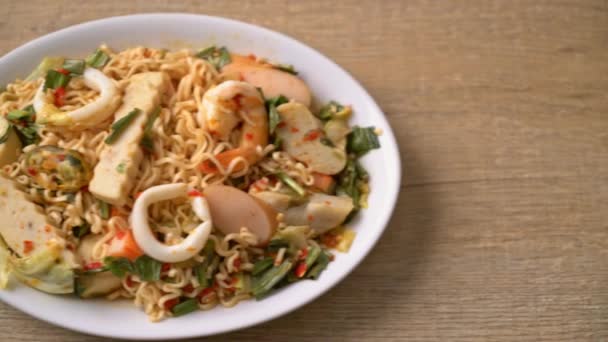 Instant Noodles Spicy Salad Mixed Meats Asian Food Style — Stock Video