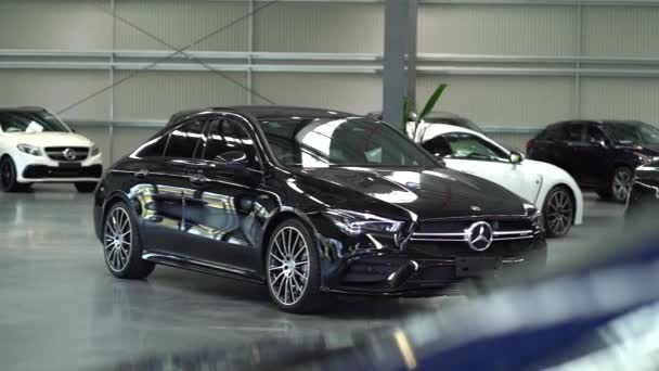 Vehículos Mercedes Benz Lujo Pie Garaje Moderno Panoramizando Transición Correcta — Vídeo de stock