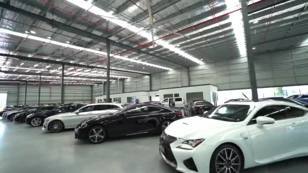 Linhas Carros Luxo Garagem Moderna Brilhante Vista Para Trás Dolly — Vídeo de Stock