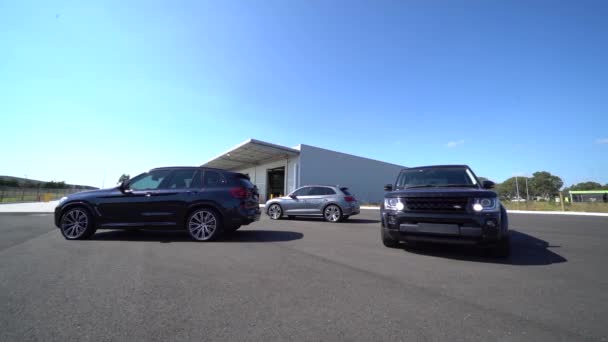 Tres Suv Lujo Estacionados Fuera Cerca Del Hangar Vista Hacia — Vídeo de stock