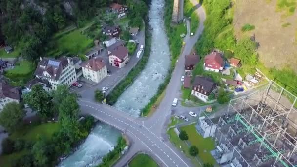 Charstelenbach Bridgeのショットを明らかにする Bristentobel Gorge Silenen Switzerland 航空機の傾き — ストック動画