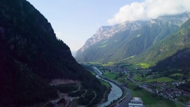Schweizer Stadtbild Mit Hoch Aufragenden Waldhügeln See Bei Lugano Italienischen — Stockvideo