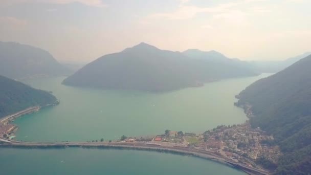 Nevoeiro Sobre Glacial Mountain Lake Durante Dia Lago Lugano Monte — Vídeo de Stock