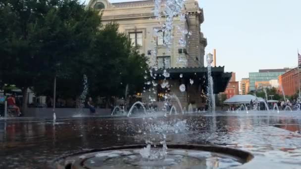 Union Station Fountains Una Noche Verano Denver Colorado — Vídeo de stock