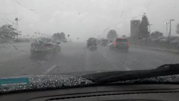 Mengemudi Selama Hujan Deras Dengan Wiper Pada Kecepatan Penuh — Stok Video