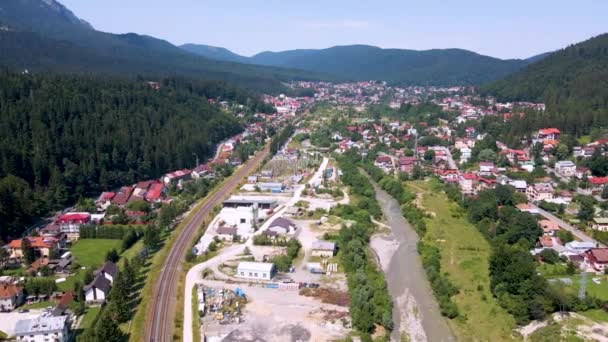 无人驾驶飞机在罗马尼亚Sinaia的一个小镇和农村地区上空盘旋 — 图库视频影像