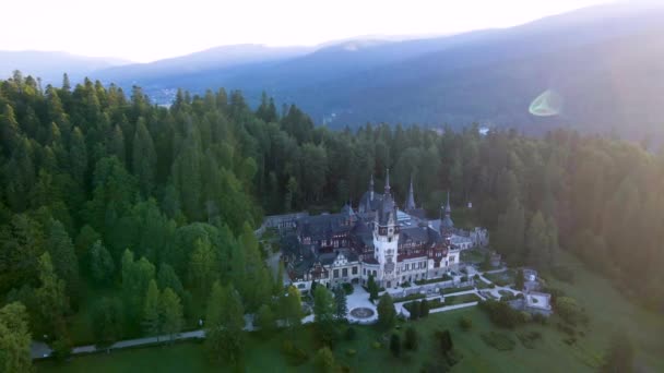 Dron Klip Rotující Kolem Majestátního Hradu Peles Oblasti Sinaia Rumunsku — Stock video