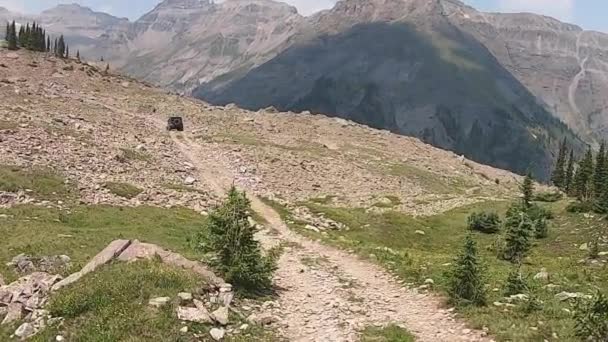 Seguito Veicolo 4Wd Guida Sentiero Attraverso Altopiano Roccioso Nel Bacino — Video Stock