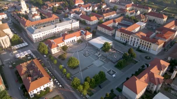 Drönare Klipp Över Torget Den Vackra Landsbygden Staden Alba Iulia — Stockvideo