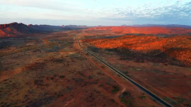 澳大利亚爱丽丝泉狭窄的柏油路和西麦当劳山脉全景 空中飞行 — 图库视频影像