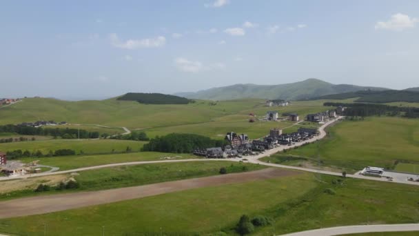 Montaña Zlatibor Serbia Vista Aérea Drones Edificios Comunitarios Carretera Paisaje — Vídeos de Stock