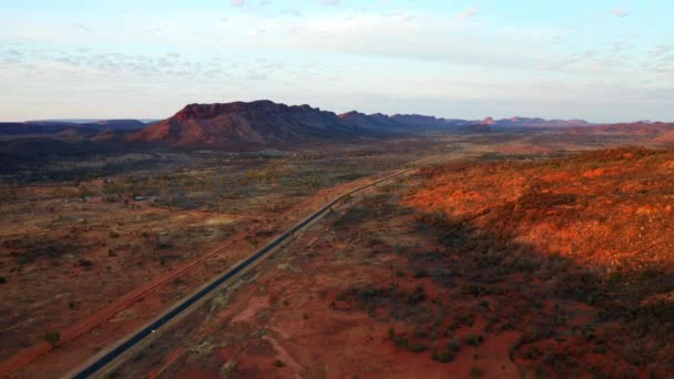 Camino Largo Del Desierto Rojo Con Crestas Segundo Plano Cerca — Vídeos de Stock