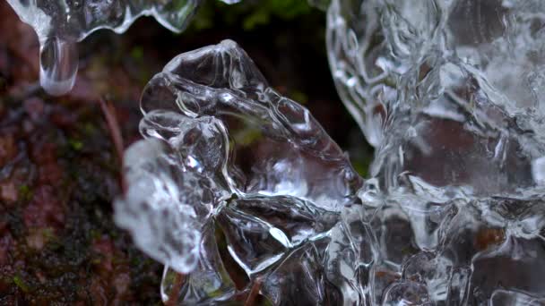 Macro Video Van Kristalheldere Ijsformaties Smelten Water Druppelen — Stockvideo
