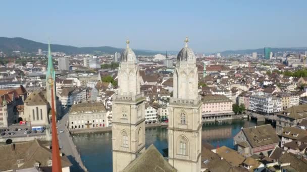 Primer Plano Grossmnster Centro Zurich Pedestal Aéreo Arriba — Vídeo de stock