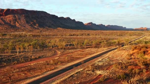 Larga Carretera Asfaltada Medio Del Desierto Con Una Vista Las — Vídeos de Stock