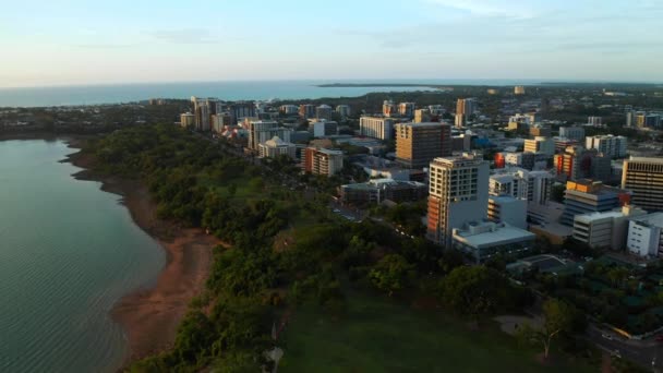 Avustralya Nın Kuzeyindeki Darwin Şehrinin Kıyı Banliyösü Hava Aracı Atışı — Stok video