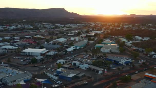 Πανόραμα Της Alice Springs City Στο Ηλιοβασίλεμα Στη Βόρεια Επικράτεια — Αρχείο Βίντεο