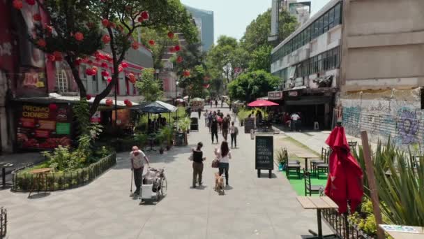 Wide Angle Establishing Shot Public Square Plaza People Walking Background — Stock Video