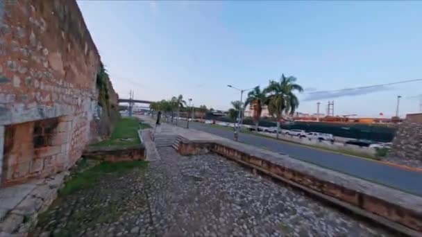 ドミニカ共和国のサントドミンゴにあるエスパーナ広場やヒスパニダード広場の建物や人々の上を飛行する航空Fpvレースドローン — ストック動画