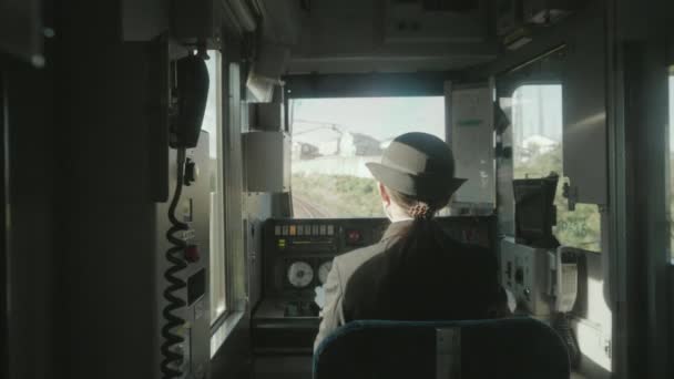 Γιαπωνέζα Οδηγός Τρένου Χρησιμοποιώντας Point Calling Μέθοδο Πυροβόλησε Στο Φως — Αρχείο Βίντεο