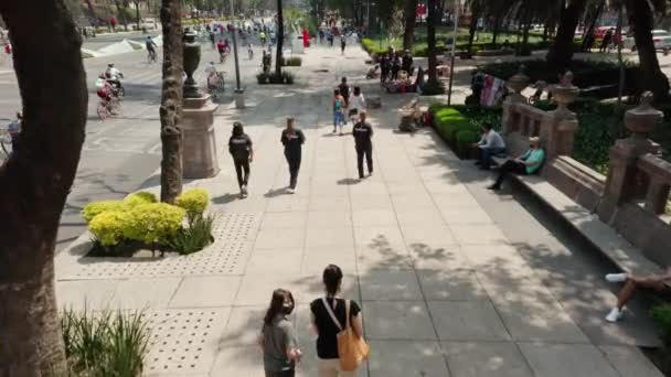 Luchtfoto Lage Hoek Boven Mensen Lopen Stoep Fietsers Achtergrond — Stockvideo