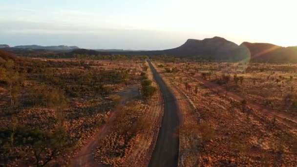 Asfalt Väg Längs Öknen Nära Alice Springs Australien Antenn — Stockvideo